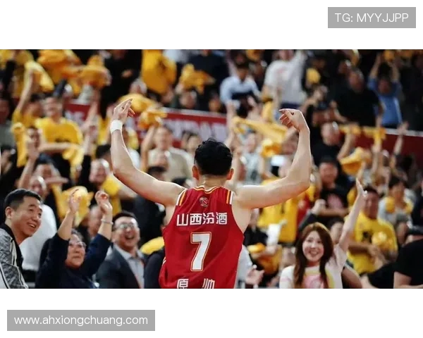 足球暖心瞬间VS CBA感动时刻,对比引发网友热议